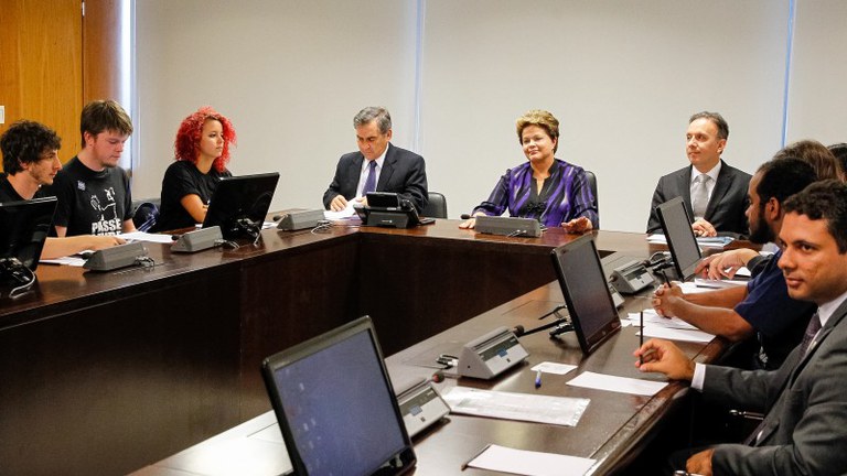 Presidenta Dilma Rousseff durante encontro com representantes do Movimento Passe Livre, no Palácio do Planalto. Foto: Roberto Stuckert Filho/PR