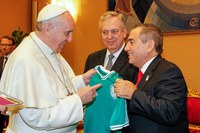 26.02.2014 - Ministro Gilberto Carvalho presenteia o Papa Francisco com camisa do Palmeiras