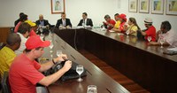 08.04.2014 - Gilberto Carvalho recebe movimentos no Dia Nacional de Luta pelo Direito à Moradia