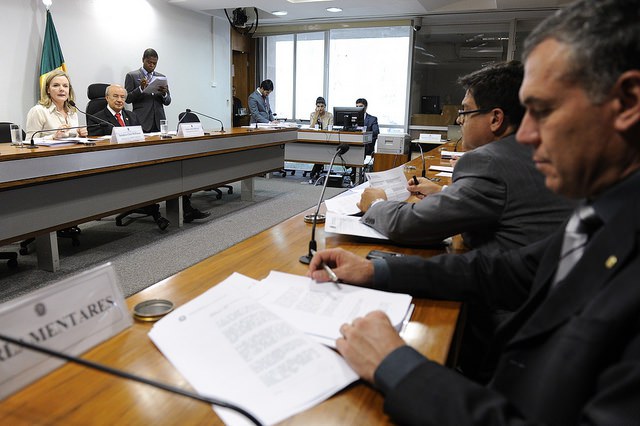 Sala de comissões do Senado Federal durante reunião realizada pela Comissão Mista da Medida Provisoria (CMMPV).