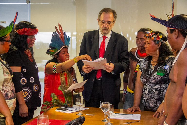 Rossetto recebe lideranças indígenas do Acampamento Terra Livre