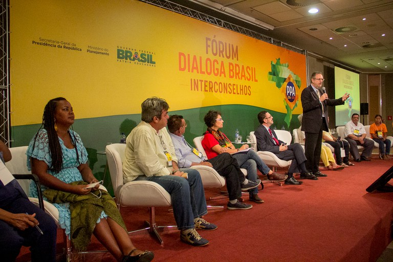 Rossetto defende participação social como jeito de governar