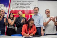 26.04.2015 - Rossetto entrega escrituras a beneficiários do MCMV no Rio Grande do Sul