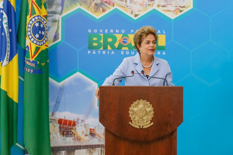 Valor da bandeira vermelha da conta de luz deve cair de 15% a 20%, estima Dilma