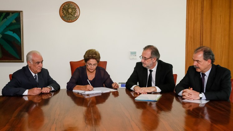 Presidenta Dilma Rousseff sanciona a Lei dos Caminhoneiros 