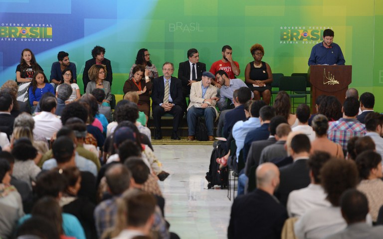 Rossetto lança a 3ª Conferência Nacional de Juventude