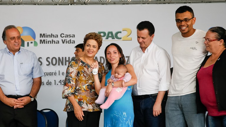 Presidenta Dilma Rousseff durante Cerimônia de entrega de 1.484 unidades habitacionais dos Residenciais Recanto do Paçuaré I e II e Vivenda das Gaivotas, do Programa Minha Casa, Minha Vida.