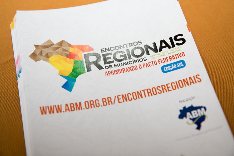 Prefeitos, gestores e técnicos de municípios do Sul debateram Lei 13.019/2014 em encontro da ABM