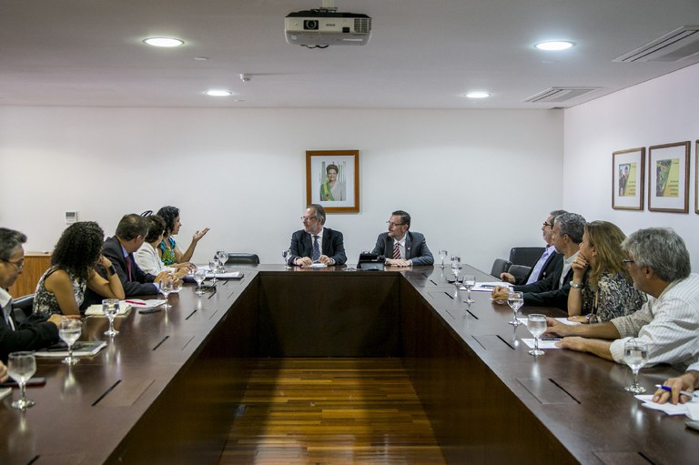 Governo federal e Conselhos Nacionais debatem estímulo aos espaços de participação social