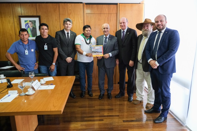 Reunião entre o Ministro da SeGov, bancada dos parlamentares do Mato Grosso e representantes indígenas da etnia Paresí. (Foto: SeGov)