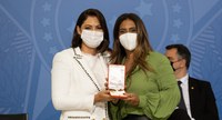 Ministra Flávia Arruda recebe medalha do mérito Oswaldo Cruz