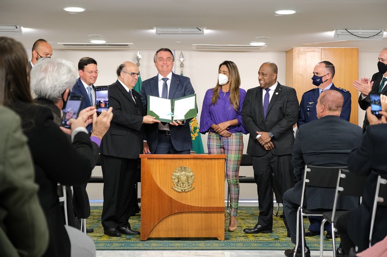 Presidente Jair Bolsonaro assina projeto para regulamentar a profissão de Educação Física