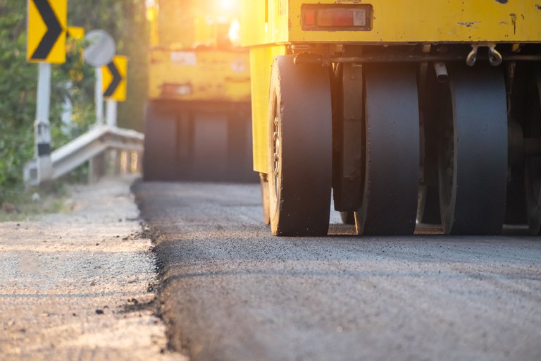 Estrada_amarelo_trabalhando_no_novo_local_de_construcao_de_estradas._estrada_de_asfalto_preto_no_pais__obras_de_construcao.jpg