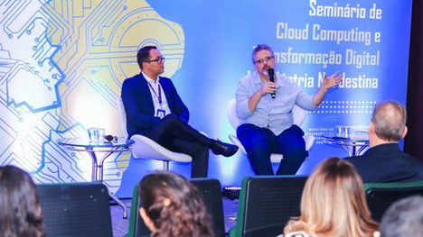 Djalma Guimarães e José Farias relataram a iniciativa do NE 4.0 em livro. Foto: Elvis Aleluia/ Sudene