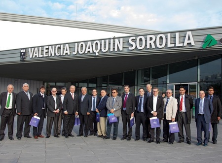 Várias pessoas em frente ao Valencia Joaquín Sarola na Espanha pousando para a foto e sorrindo.