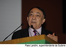 Superintendente da Sudene Paes Landim discursando.