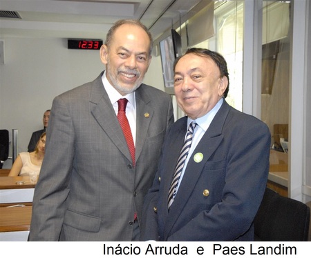 Superintendente da Sudene Paes Landim e o senador Inácio Arruda, lado a lado, sorrindo para a foto.