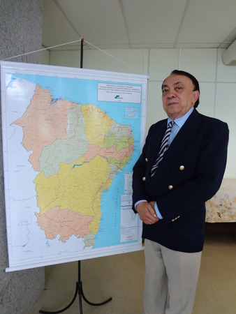 Superintendente da Sudene Paes Landim ao lado de um mapa.