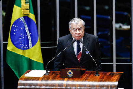 Imagem do superintendente interino da Sudene, Marcos Robalinho, falando atrás de um púlpito. De fundo, uma bandeira do Brasil. 