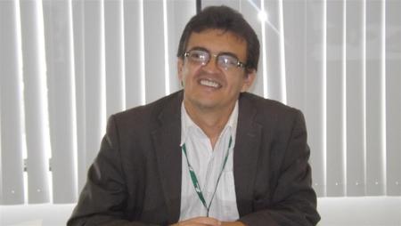 Diretor de Gestão de Fundos e Incentivos e de Atração de Investimentos da Sudene, Henrique Tinoco, sentado e sorrindo.