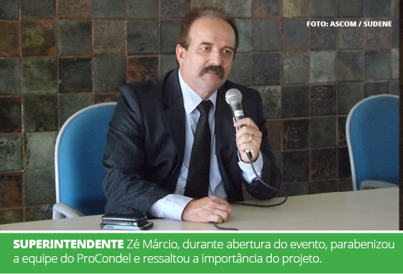 Superintendente da Sudene, Zé Márcio, sentado em uma mesa, com o microfone na mão, falando para a plateia