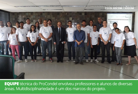 Superintendente Zé Márcio e equipe técnica do Procondel em pé, posando para a foto, no auditório da Sudene, onde foi realizada a apresentação