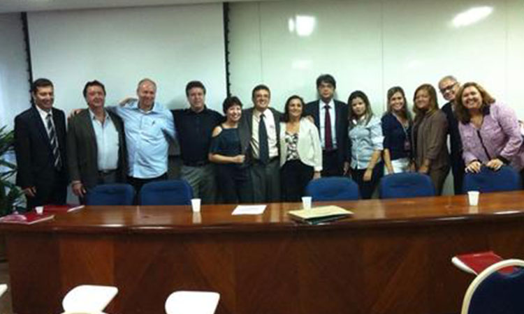 Equipe da Sudene e participantes do seminário, todos em pé, posando para a foto