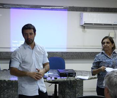 Foto de técnico da Sudene em palestra do programa água para todos. Ele fala a uma plateia.