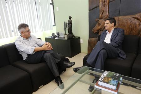 Superintendente João Paulo e Pedro Carlos Gama conversando entre si. Ambos estão sentados em um sofá.