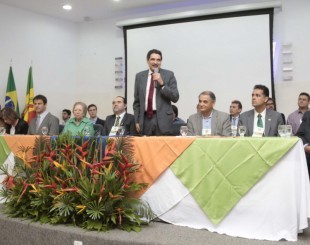 Foto do Superintendente João Paulo em evento na cidade de Petrolina. Ele discursa em pé atrás de uma mesa.