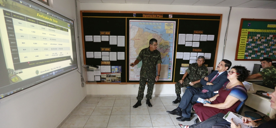 Foto do exército brasileiro em reunião com o superintendente João Paulo.