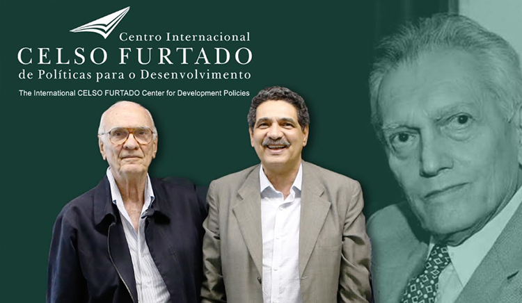 João Paulo e Roberto Saturnino Braga em pé, próximos a uma foto de Celso Furtado