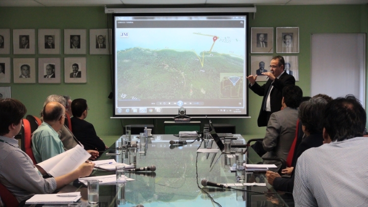 Na foto, representantes da empresa WTorre fazem apresentação multimídia à equipe técnica da Sudene, composta por 4 pessoas.