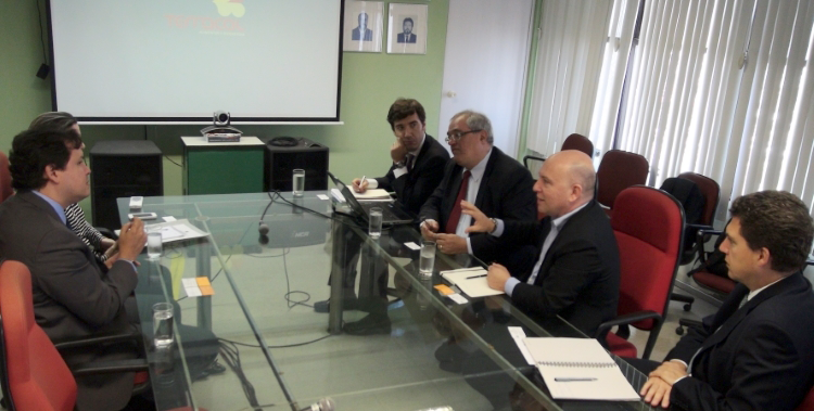 Reunião entre o superintendente Marcelo Neves e quatro empresários na sala de reuniões da Sudene.