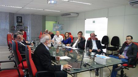 A foto traz representantes da Sudene e do Governo da Bahia reunidos na sala de reuniões da Sudene.