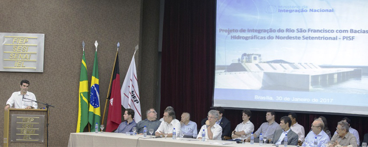 Foto com o ministro Helder Barbalho em apresentação na Federação das Indústrias da Paraíba em 31/01/2017