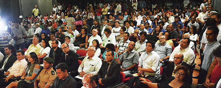 Plateia durante evento em Feira de Santana, na Bahia.