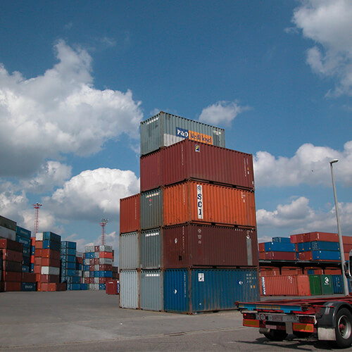 Imagem contendo containers em um porto.