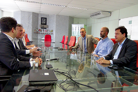 Foto de reunião com representantes da empresa Oxitec. 