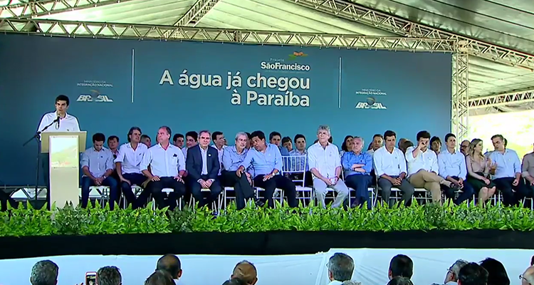 Foto com o ministro Helder Barbalho e comitiva polítca durante inauguração do Eixo Leste da Transposição do São Francisco, em 10 de março de 2017