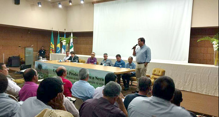 Foto que mostra o superintendente da Sudene, Marcelo Neves, discursando durante palestra durante evento da Embrapa Semiárido.