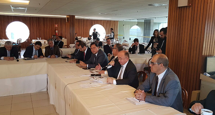 Foto de reunião de parlamentares e o superintendente da Sudene, Marcelo Neves, em Brasília. As pessoas estão sentadas em uma mesa e uma delas fala no microfone. 