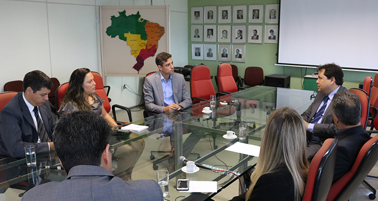 Foto de reunião na Sudene, com sete pessoas, incluindo o superintendente e representante do PNUD.