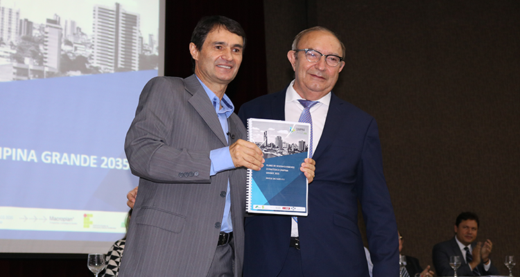 Foto do prefeito de Campina Grande, Romero Rodrigues, recebendo o documento oficial do Plano de Desenvolvimento das mãos do presidente da Fiep, Francisco Gadelha