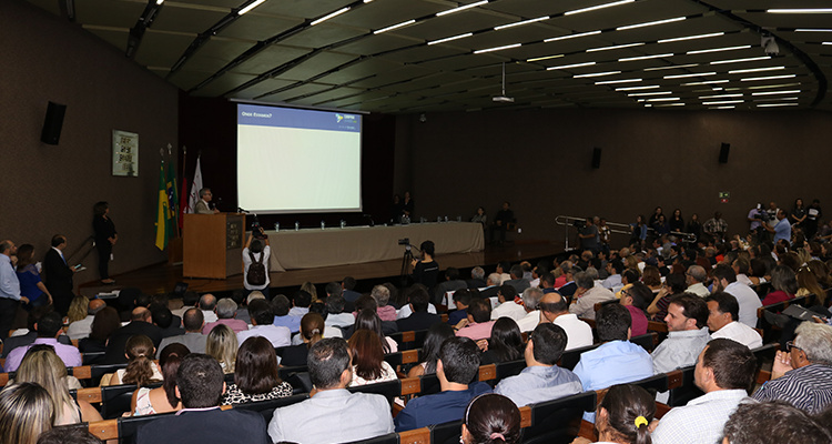 Foto do público e do palco durante evento de entrega do Plano Estratégico de Desenvolvimento de Campina Grande, no Auditório da Fiep