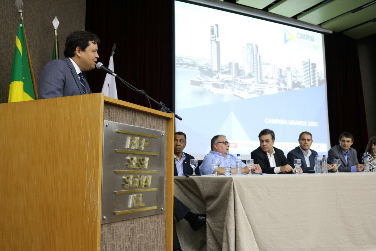 Superintendente da Sudene, Marcelo Neves, discussando, ao lado da mesa de autoridades, durante lançamento do Plano Estratégico de Desenvolvimento de Campina Grande