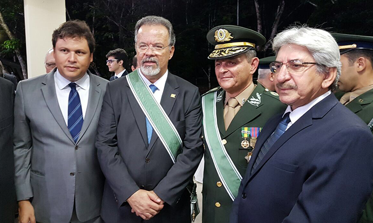 A foto retrata quatro pessoas durante solenidade no Comando Militar do Nordeste. Da esquerda para a direita: superintendente da Sudene, Marcelo Neves, ministro da Defesa, Raul Jungmann, General de Exército Artur Costa Moura e o diretor de Administração da Sudene, Antônio Magalhães Ribeiro.