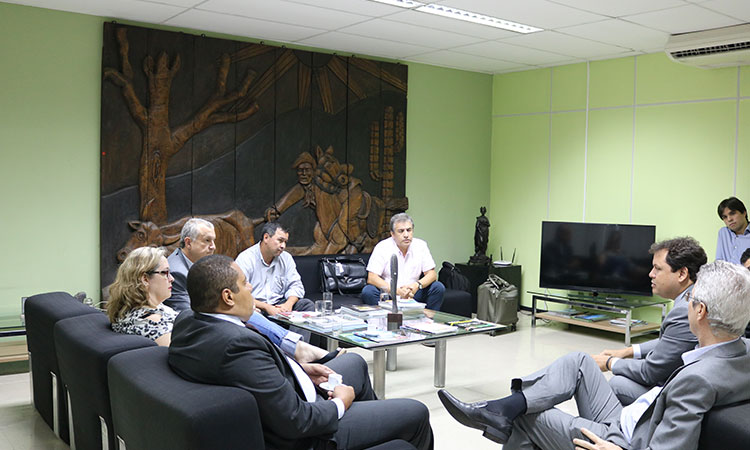 Superintendente, diretores e chefe de gabinete da Sudene reunidos com representantes da LAAD, na sala da Superintendência