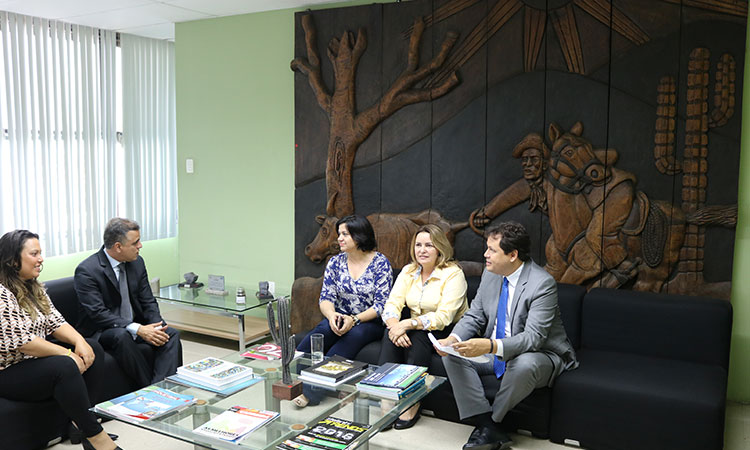 Foto da reunião com as prefeitas Renata Christinnee Adailma Fernandes; superintendente da Sudene e gestores da Auatrquia. Estão sentados em poltronas no gabinete de Marcelo Neves.