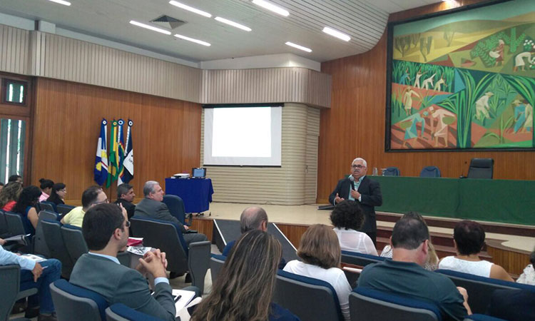 Auditor-geral da Sudene, Paulo Campelo, no palco e a palteia assistindo à abertura da capacitação